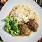 Królik krojony na kawałki duszony z cebulą, pomidorami, czosnkiem i cynamonem w czerwonym winie z dodatkiem mandarynek.