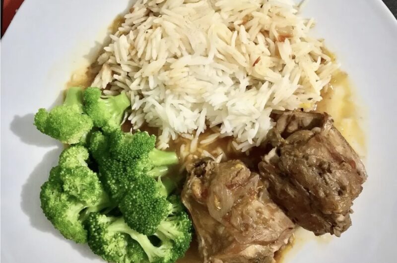 Królik krojony na kawałki duszony z cebulą, pomidorami, czosnkiem i cynamonem w czerwonym winie z dodatkiem mandarynek.