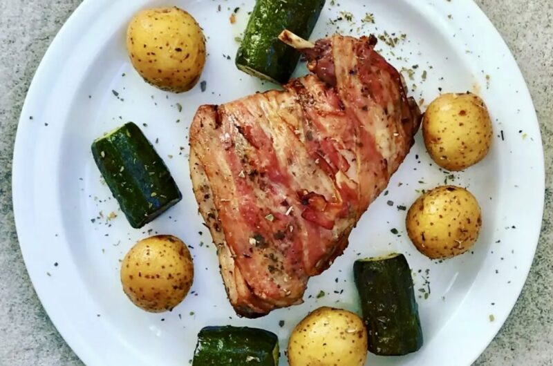 Królik, a konkretnie jego udka, owinięty plasterkami boczku i pieczony razem z warzywami.