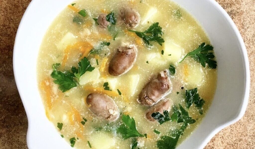 Krupnik na podrobach czyli zupa przygotowana na bulionie z gotowanych serc drobiowych z kaszą jęczmienną, startymi warzywami i ziemniakami, a na koniec doprawiona śmietaną.