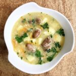 Krupnik na podrobach czyli zupa przygotowana na bulionie z gotowanych serc drobiowych z kaszą jęczmienną, startymi warzywami i ziemniakami, a na koniec doprawiona śmietaną.