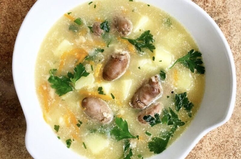 Krupnik na podrobach czyli zupa przygotowana na bulionie z gotowanych serc drobiowych z kaszą jęczmienną, startymi warzywami i ziemniakami, a na koniec doprawiona śmietaną.