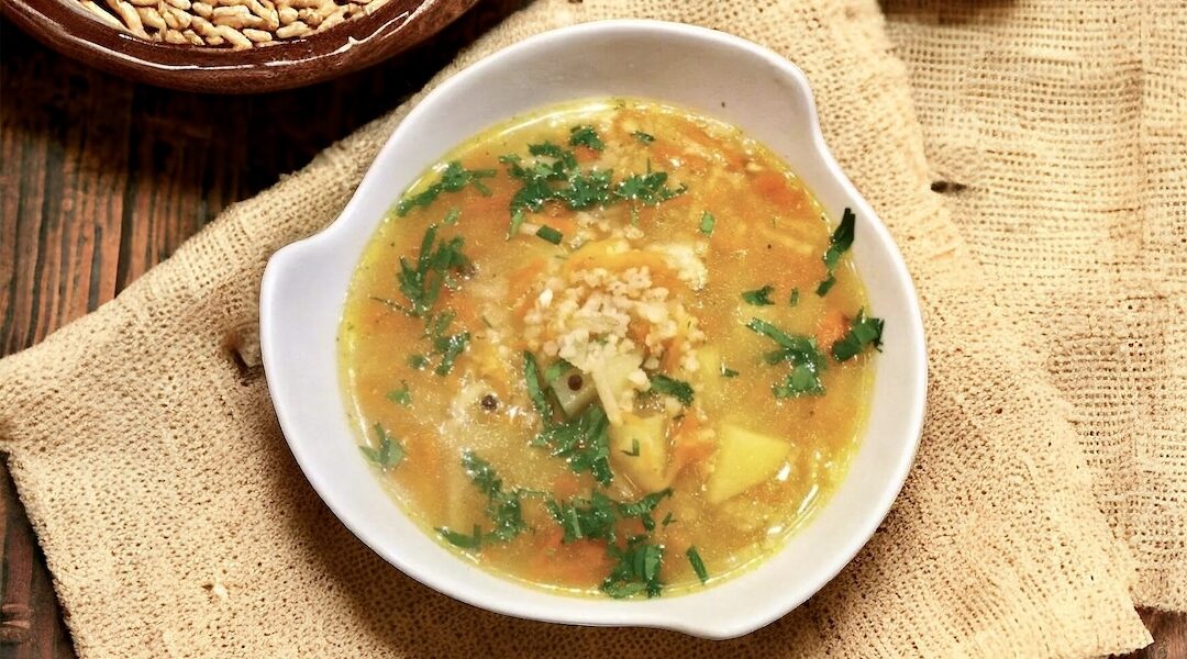 Krupnik klasyczny czyli zupa przygotowana na kurzych skrzydełkach wzbogacona o starte warzywa i kaszę jęczmienną na koniec przyprawiona kwaśną śmietaną.