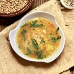 Krupnik klasyczny czyli zupa przygotowana na kurzych skrzydełkach wzbogacona o starte warzywa i kaszę jęczmienną na koniec przyprawiona kwaśną śmietaną.