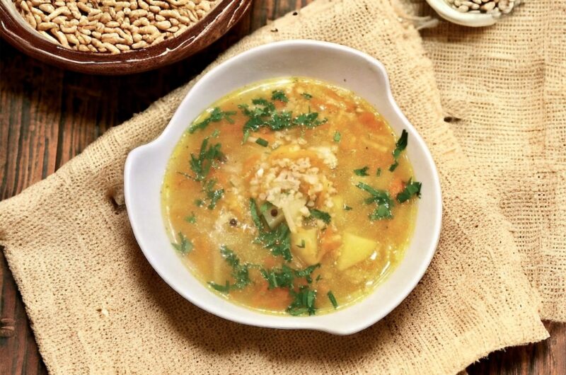 Krupnik klasyczny czyli zupa przygotowana na kurzych skrzydełkach wzbogacona o starte warzywa i kaszę jęczmienną na koniec przyprawiona kwaśną śmietaną.