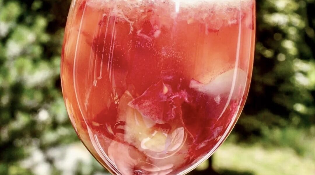 Kruszon brzoskwiniowy czyli napój alkoholowy przygotowany z wina musującego, miodu i dojrzałych owoców z dodatkiem wielu kostek lodu.