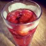 Kruszon truskawkowy to orzeźwiający napój alkoholowy przygotowany z wina musującego i dojrzałych owoców podawany z lodem.