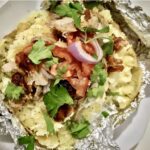 Kumpir to pieczony ziemniak ugnieciony z masłem i startym serem na puree, a następnie wypełniony dodatkami według uznania.