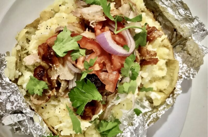 Kumpir to pieczony ziemniak ugnieciony z masłem i startym serem na puree, a następnie wypełniony dodatkami według uznania.