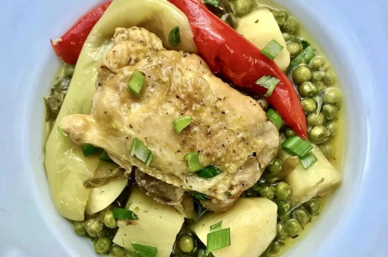 Kura podzielona na kawałki i duszona z ziemniakami i zielonym groszkiem wraz z dodatkiem dymki i rozmarynu.