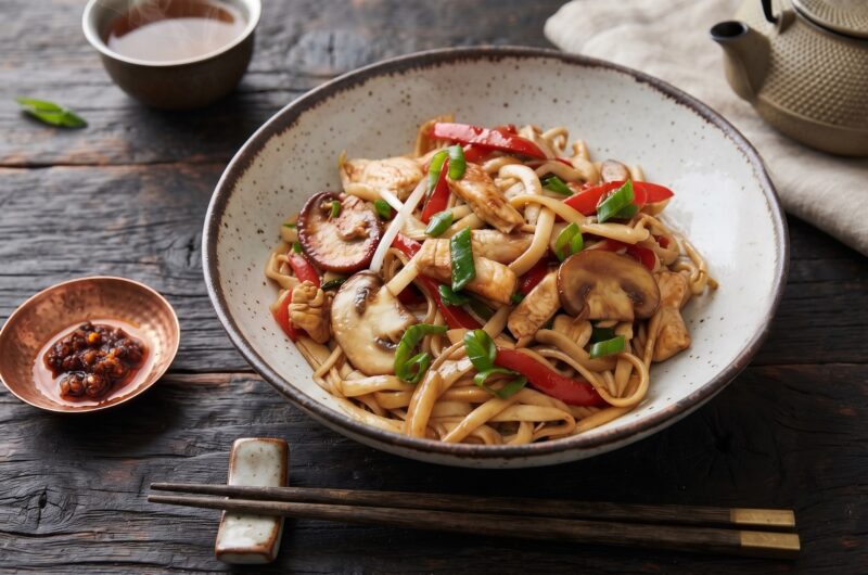 Kurczak chow mein czyli makaron z dodatkiem krojonych piersi z kurczaka krótko smażonych razem z papryką, pieczarkami, imbirem oraz kiełkami fasoli.