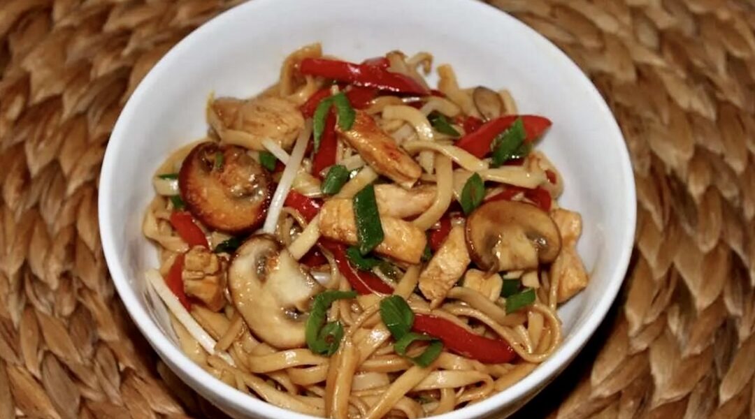 Kurczak chow mein czyli makaron z dodatkiem krojonych piersi z kurczaka krótko smażonych razem z papryką, pieczarkami, imbirem oraz kiełkami fasoli.