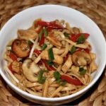 Kurczak chow mein czyli makaron z dodatkiem krojonych piersi z kurczaka krótko smażonych razem z papryką, pieczarkami, imbirem oraz kiełkami fasoli.