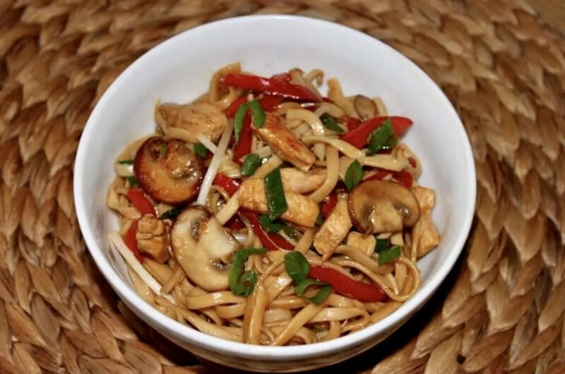 Kurczak chow mein czyli makaron z dodatkiem krojonych piersi z kurczaka krótko smażonych razem z papryką, pieczarkami, imbirem oraz kiełkami fasoli.