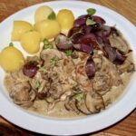 Kurczak w kawałkach najpierw smażony, a następnie duszony w cebuli z pieczarkami i na koniec doprawiony kwaśną śmietaną.