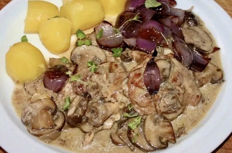 Kurczak w kawałkach najpierw smażony, a następnie duszony w cebuli z pieczarkami i na koniec doprawiony kwaśną śmietaną.