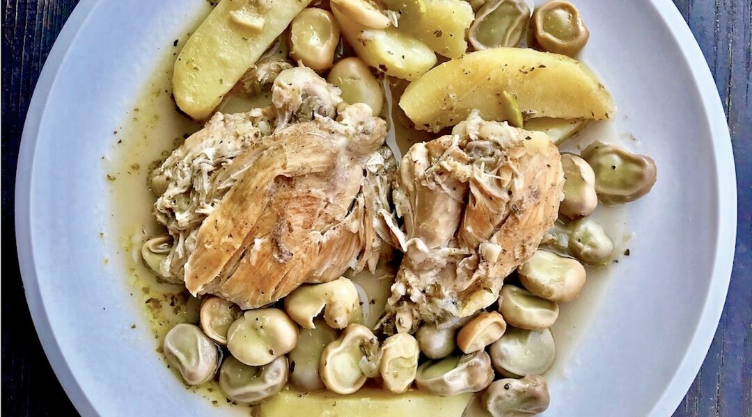 Kurczak duszony z cebulą, ziemniakami i świeżym bobem podany w delikatnym sosie z cytrynowym.