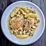 Kurczak duszony z cebulą, ziemniakami i świeżym bobem podany w delikatnym sosie z cytrynowym.