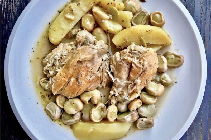 Kurczak duszony z cebulą, ziemniakami i świeżym bobem podany w delikatnym sosie z cytrynowym.