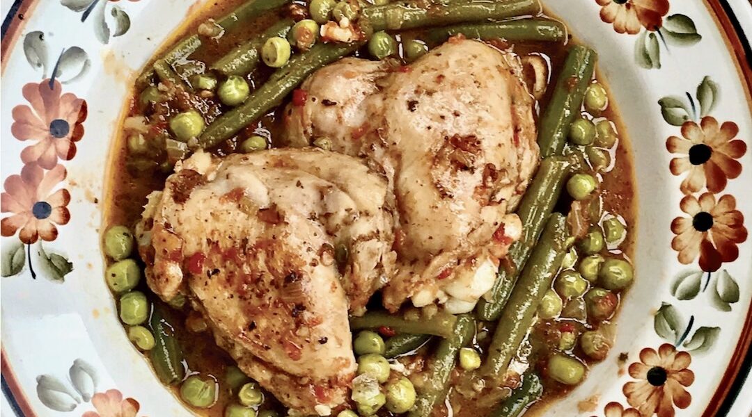 Kurczak duszony w kawałkach razem z fasolką szparagową, groszkiem i startymi pomidorami.