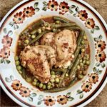 Kurczak duszony w kawałkach razem z fasolką szparagową, groszkiem i startymi pomidorami.