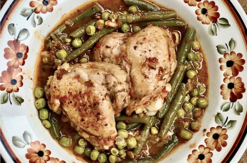 Kurczak duszony w kawałkach razem z fasolką szparagową, groszkiem i startymi pomidorami.