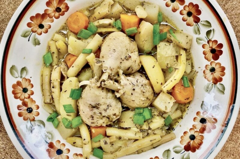 Kurczak duszony razem z warzywami z dodatkiem aromatycznych przypraw podany z ziemniakami sałatkowymi.