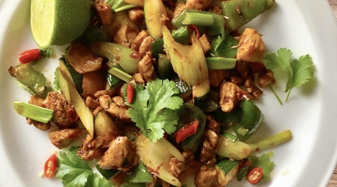 Kurczak w kawałkach przyprawiony pastą fasolową na ostro i smażony na mocnym ogniu w woku razem z warzywami.