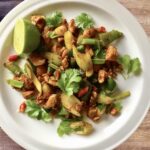 Kurczak w kawałkach przyprawiony pastą fasolową na ostro i smażony na mocnym ogniu w woku razem z warzywami.