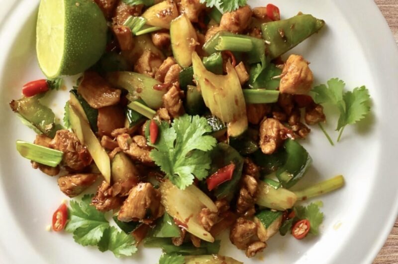 Kurczak w kawałkach przyprawiony pastą fasolową na ostro i smażony na mocnym ogniu w woku razem z warzywami.