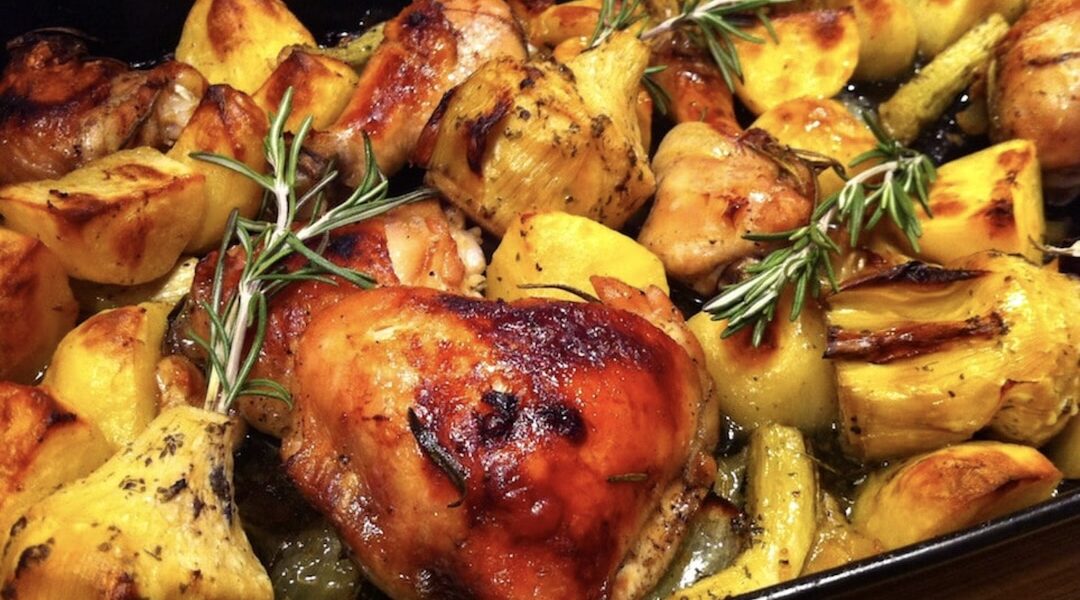 Kurczak w kawałkach pieczony razem z ziemniakami, czosnkiem i karczochami z dodatkiem świeżego rozmarynu.