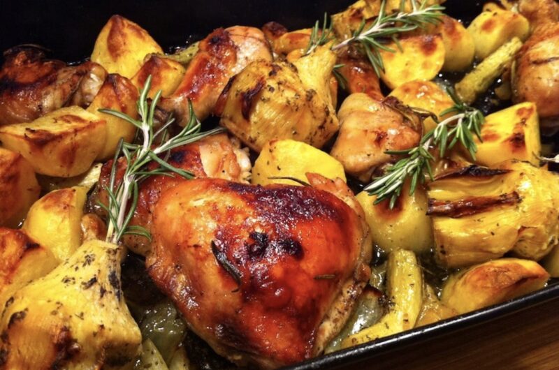 Kurczak w kawałkach pieczony razem z ziemniakami, czosnkiem i karczochami z dodatkiem świeżego rozmarynu.