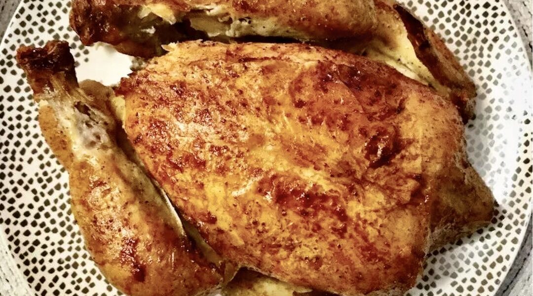 Kurczak pieczony w całości wypełnionym całymi cytrynami, dzięki którym po upieczeniu uzyskujesz cudowny sos do mięsa.