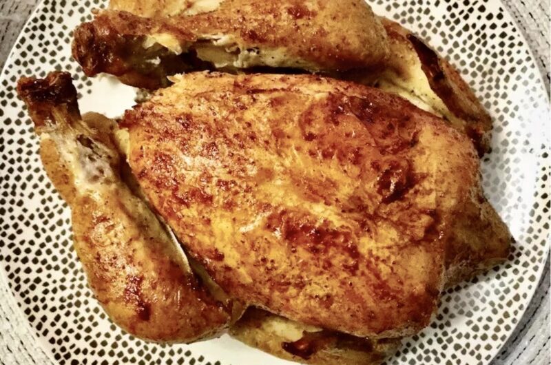 Kurczak pieczony w całości wypełnionym całymi cytrynami, dzięki którym po upieczeniu uzyskujesz cudowny sos do mięsa.