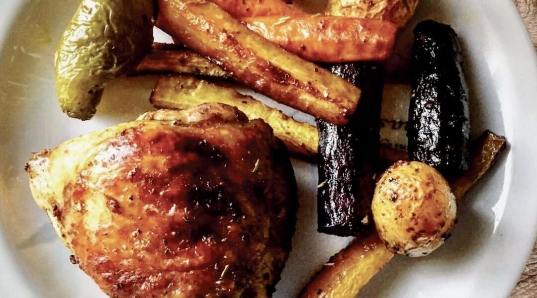 Kurczak w postaci udek świetnie przyprawiony i pieczony razem z warzywami korzeniowymi oraz karczochami i papryką.