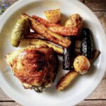 Kurczak w postaci udek świetnie przyprawiony i pieczony razem z warzywami korzeniowymi oraz karczochami i papryką.