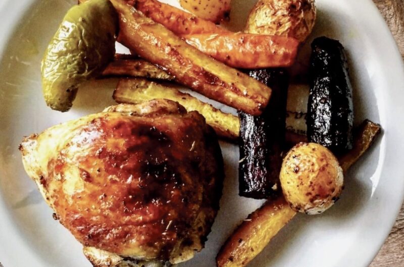 Kurczak w postaci udek świetnie przyprawiony i pieczony razem z warzywami korzeniowymi oraz karczochami i papryką.