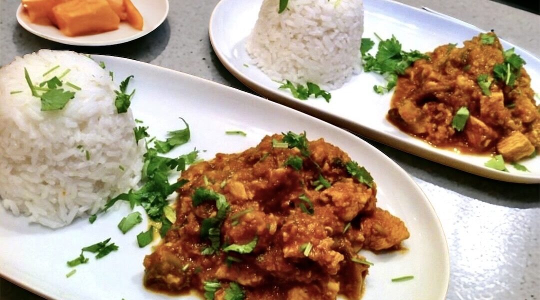 Kurczak po indyjsku przygotowany został z pokrojonych w kostkę piersi z kurczaka duszonych z aromatyczną pastą z dodatkiem przypraw indyjskich oraz z pieczarkami i orzechami nerkowcami.