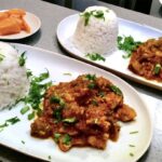 Kurczak po indyjsku przygotowany został z pokrojonych w kostkę piersi z kurczaka duszonych z aromatyczną pastą z dodatkiem przypraw indyjskich oraz z pieczarkami i orzechami nerkowcami.