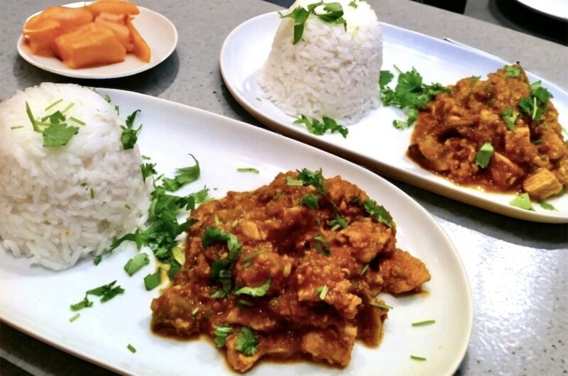 Kurczak po indyjsku przygotowany został z pokrojonych w kostkę piersi z kurczaka duszonych z aromatyczną pastą z dodatkiem przypraw indyjskich oraz z pieczarkami i orzechami nerkowcami.