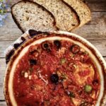 Kurczak w kawałkach marynowany w białym winie z rozmarynem, a następnie pieczony w tejże marynacie i w pomidorach po myśliwsku.