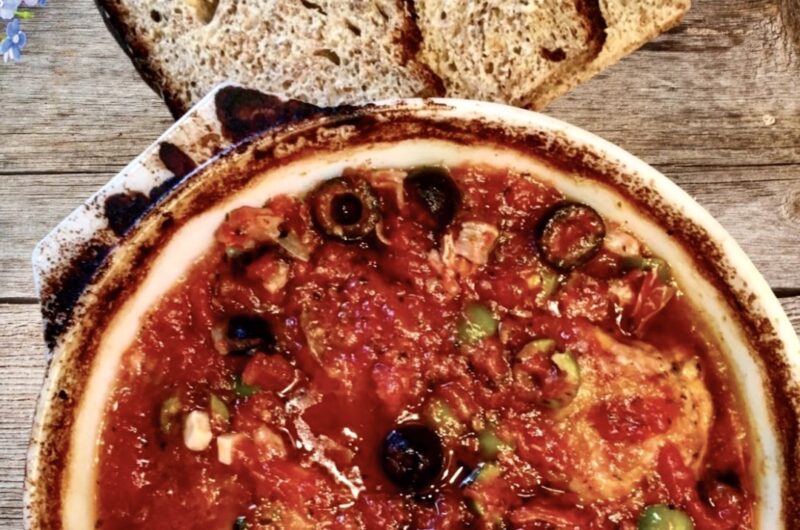 Kurczak w kawałkach marynowany w białym winie z rozmarynem, a następnie pieczony w tejże marynacie i w pomidorach po myśliwsku.