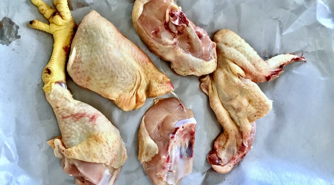 Instrukcja rozbioru połowy kurczaka ze wskazaniem na możliwe sposoby zastosowania poszczególnych elementów ptaka.