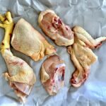 Instrukcja rozbioru połowy kurczaka ze wskazaniem na możliwe sposoby zastosowania poszczególnych elementów ptaka.