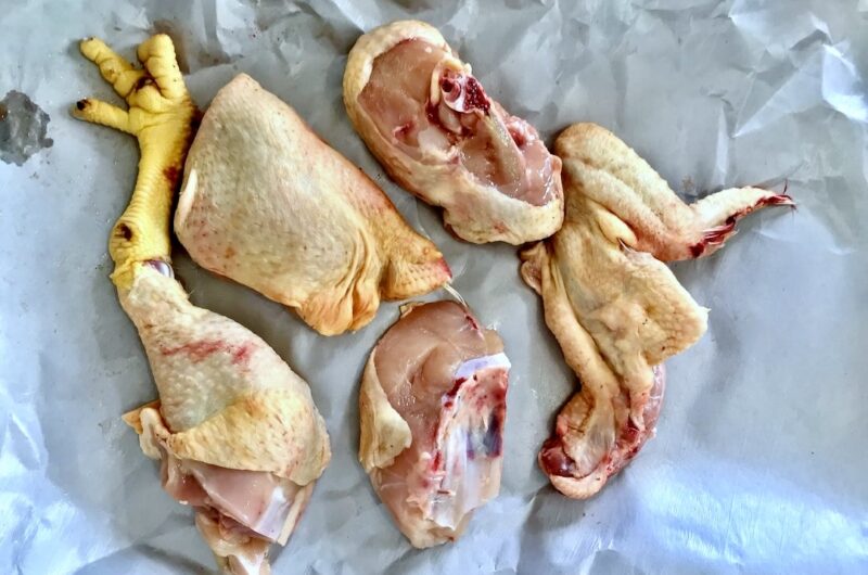 Instrukcja rozbioru połowy kurczaka ze wskazaniem na możliwe sposoby zastosowania poszczególnych elementów ptaka.