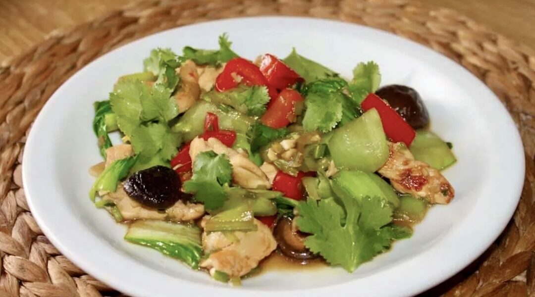 Kurczak, a w zasadzie jego pierś pokrojony najpierw na małe kawałki, a następnie krótko smażony z warzywami w woku.