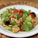 Kurczak, a w zasadzie jego pierś pokrojony najpierw na małe kawałki, a następnie krótko smażony z warzywami w woku.