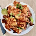 Kurczak tandoori to przecięty wzdłuż na połowę i spłaszczony kurczak marynowany w mieszance przypraw indyjskich i w dobrym jogurcie, a następnie pieczony w piecu.