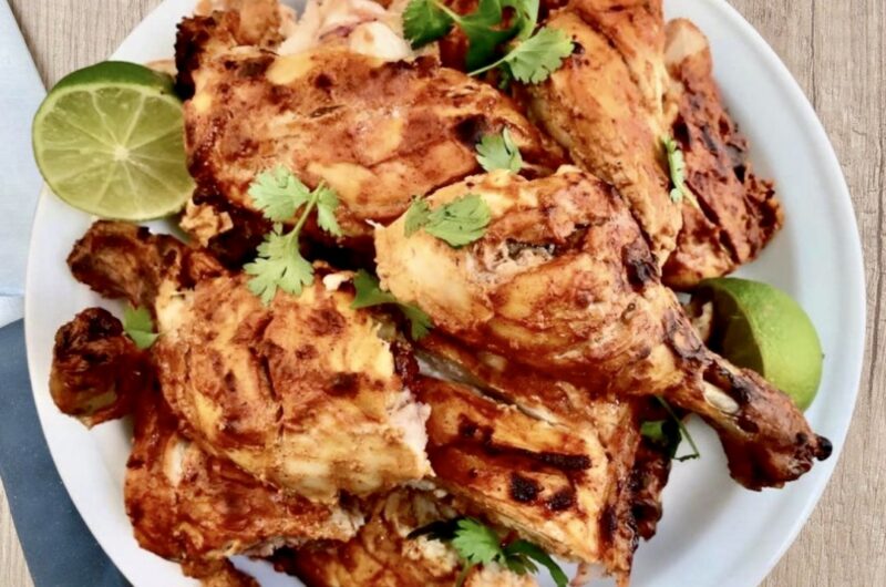 Kurczak tandoori to przecięty wzdłuż na połowę i spłaszczony kurczak marynowany w mieszance przypraw indyjskich i w dobrym jogurcie, a następnie pieczony w piecu.