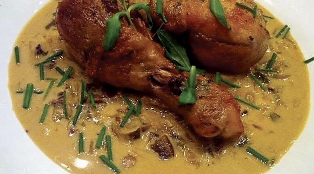 Alzacki kurczak duszony w białym winie z dodatkiem estragonu i grzybów w delikatnym sosie.